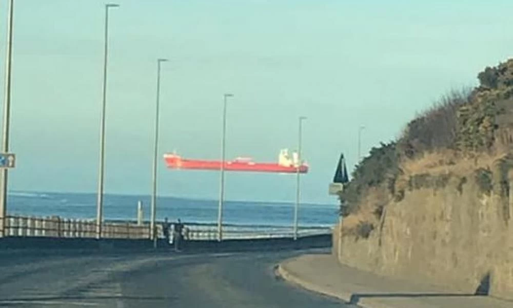 Σκωτία: Τεράστιο εμπορικό πλοίο πετάει στον ουρανό